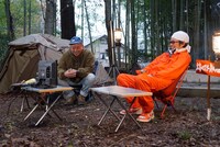 左からバイきんぐ西村、奥田民生。(c)テレビ新広島