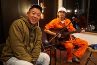 左からバイきんぐ西村、奥田民生。(c)テレビ新広島