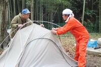 左からバイきんぐ西村、奥田民生。(c)テレビ新広島