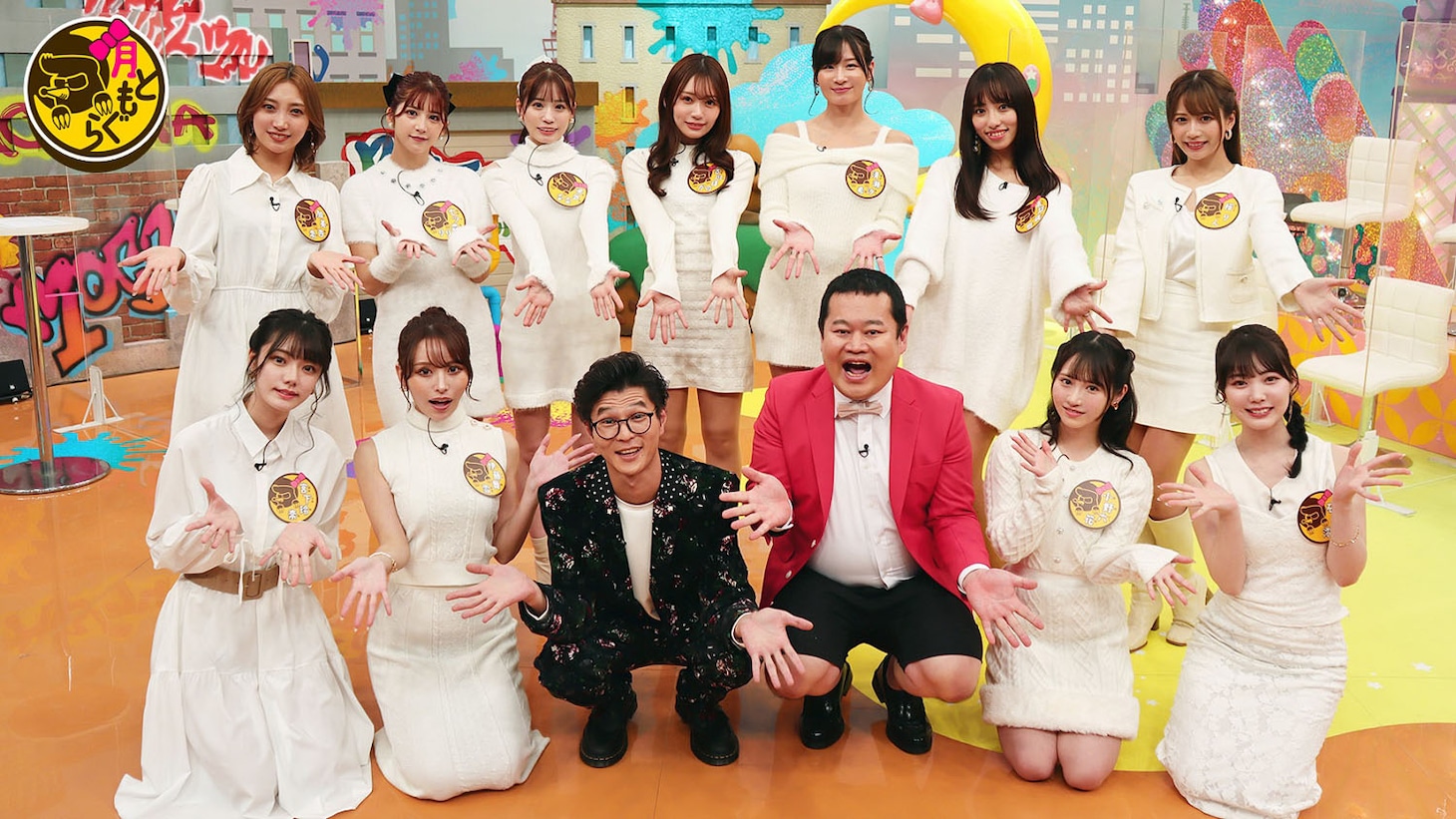 「月ともぐら」MCのモグライダー（中央）と女性出演者たち。(c)テレビ東京