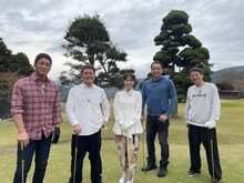 「ザワつく！路線バスで寄り道の旅」に出演する（左から）長嶋一茂、くりぃむしちゅー有田、鷲見玲奈、槙原寛己、サバンナ高橋。(c)テレビ朝日