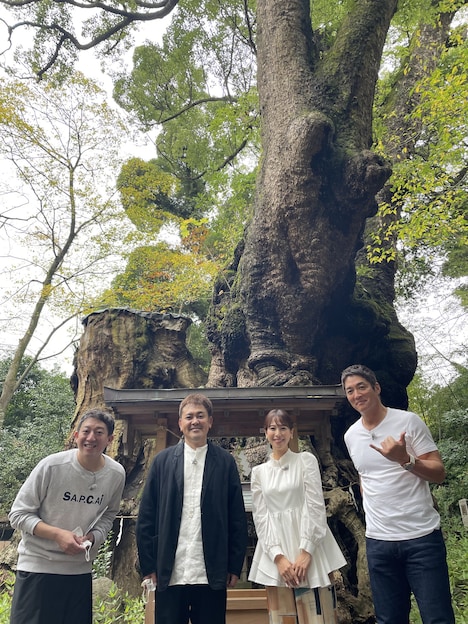 左から、サバンナ高橋、くりぃむしちゅー有田、鷲見玲奈、長嶋一茂。(c)テレビ朝日
