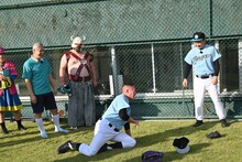 バンジーを嫌がるチョコレートプラネット松尾（中央）。(c)フジテレビ