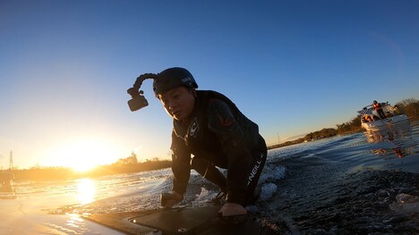 電動ジェットボードに挑むチョコレートプラネット松尾。(c)テレビ朝日