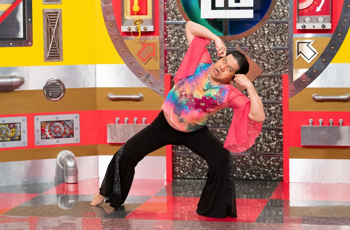 「なるみ・岡村の過ぎるTV」で余興ネタを披露する守谷日和。(c)ABCテレビ