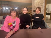 左からRIKACO、長谷川京子、飯島直子。(c)カンテレ
