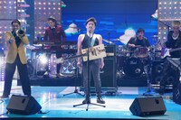 回るギターを避けるフットボールアワー後藤。(c)テレビ東京