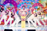 バナナマン日村によるパフォーマンスの様子。(c)テレビ東京