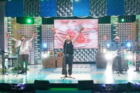 ロバート秋山によるパフォーマンスの様子。(c)テレビ東京