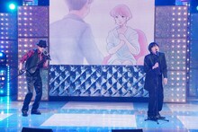 揺れながら「秋桜」を歌うバカリズム（右）。(c)テレビ東京