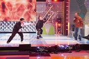ハライチによるパフォーマンスの様子。(c)テレビ東京