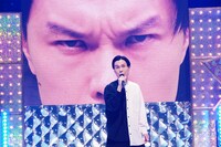 歌うハライチ岩井。(c)テレビ東京