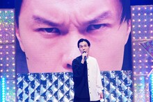 歌うハライチ岩井。(c)テレビ東京