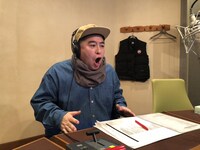 ナレーションを担当する皆川猿時。