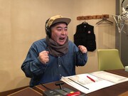 ナレーションを担当する皆川猿時。