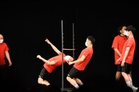 全員で「リンボーチャレンジ！」に挑んだ場面。