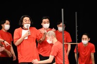 全員で「リンボーチャレンジ！」に挑んだ場面。