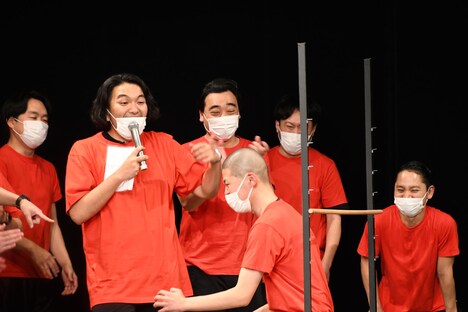 全員で「リンボーチャレンジ！」に挑んだ場面。