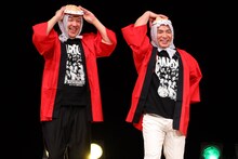 アメリカザリガニ平井（左）とよゐこ濱口（右）。