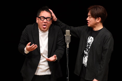 2023年1月の「松竹芸能大新年会～年一あるかないかのメンバー勢ぞろいネタライブ～」で漫才を披露するなすなかにし。