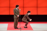 ネタを披露する男性ブランコ。