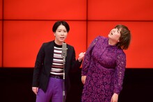 ネタを披露する天才ピアニスト。