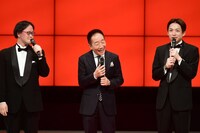 上方漫才協会会長の中田カウス（中央）と司会のアインシュタイン。