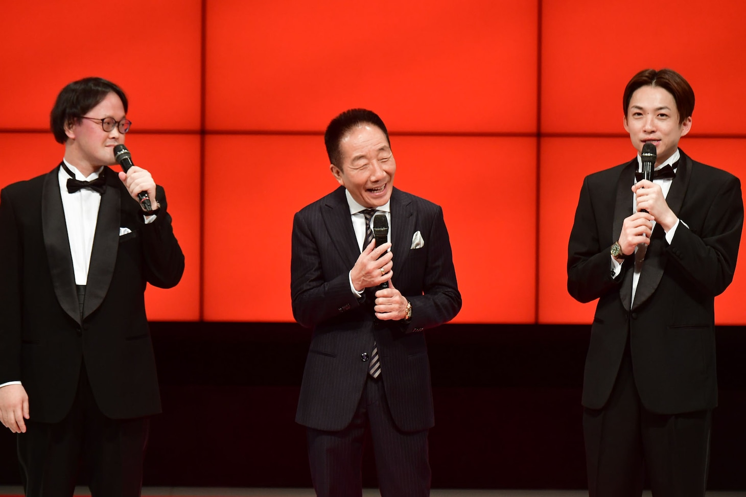 上方漫才協会会長の中田カウス（中央）と司会のアインシュタイン。