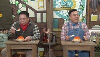 チャーハンを試食する（左から）ドランクドラゴン塚地とアンタッチャブル山崎。(c)ABCテレビ