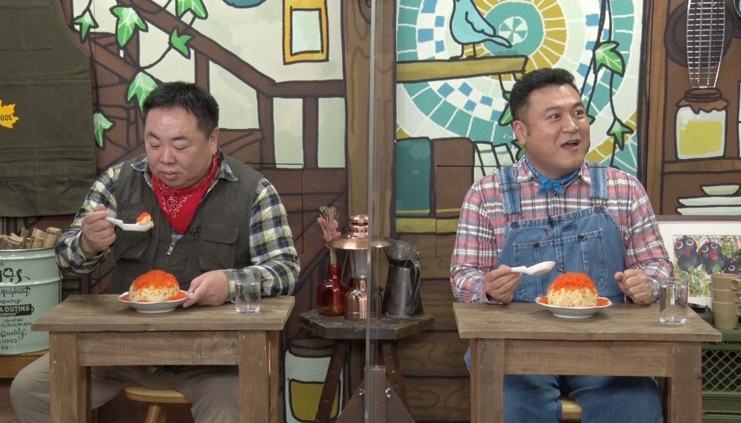 チャーハンを試食する（左から）ドランクドラゴン塚地とアンタッチャブル山崎。(c)ABCテレビ