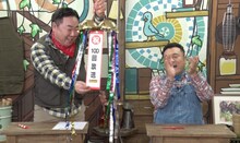 「ザキ山小屋」の放送100回を祝う（左から）ドランクドラゴン塚地とアンタッチャブル山崎。(c)ABCテレビ