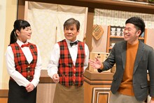 囲み取材に応じる未知やすえ、内場勝則、吉田裕（左から）。