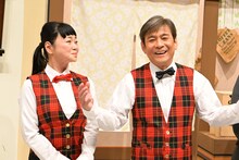 囲み取材に応じる未知やすえ（左）と内場勝則（右）。