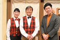 囲み取材に応じた未知やすえ、内場勝則、吉田裕（左から）。