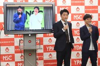 囲み取材に応じるさや香とロングコートダディ。