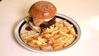 レインボー考案の「てりたまバーガー」。