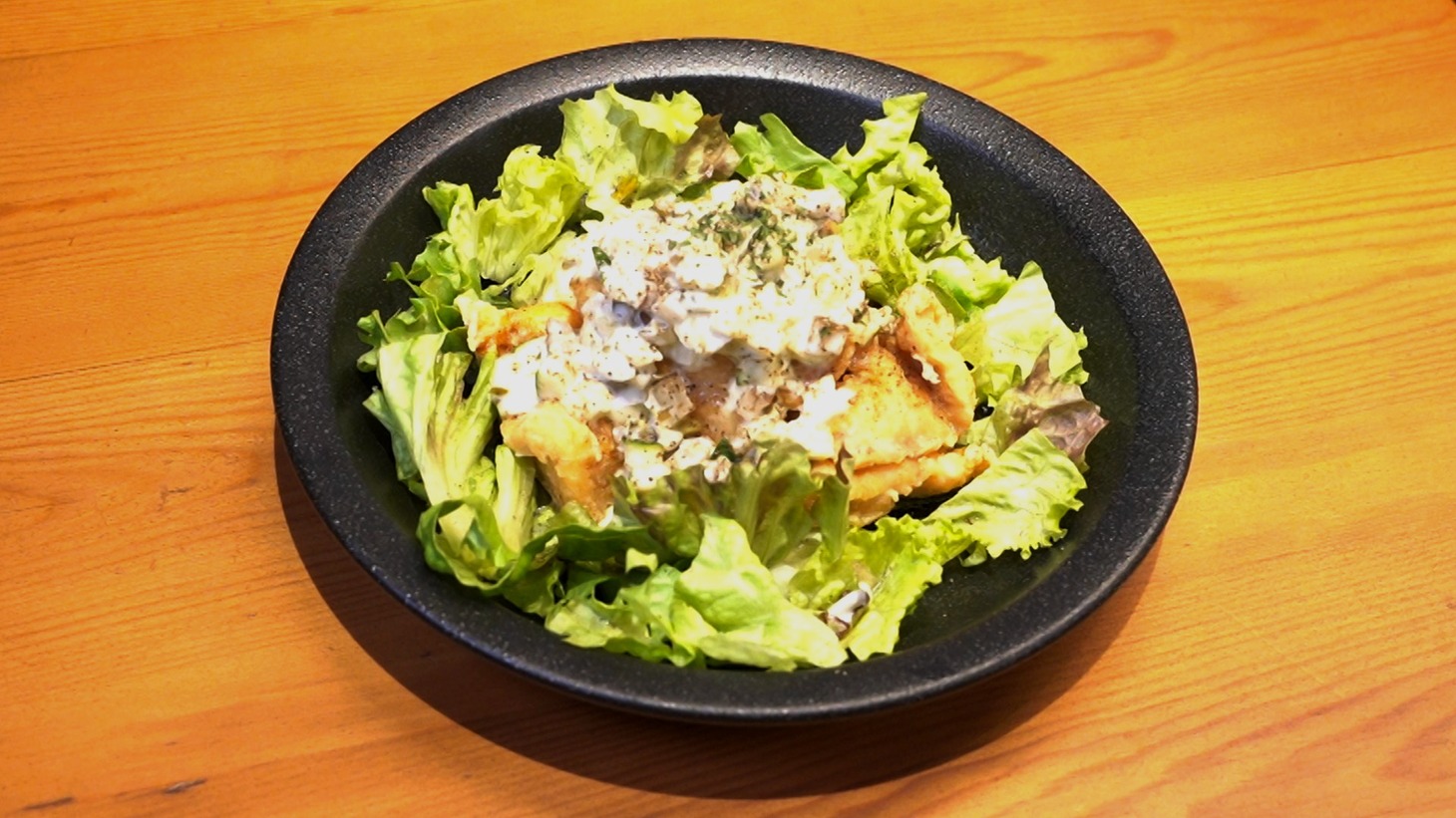 いぬ考案の「宮崎県産森林鶏のチキン南蛮」。