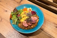 オズワルド考案の「鴨ダモンカレー」。