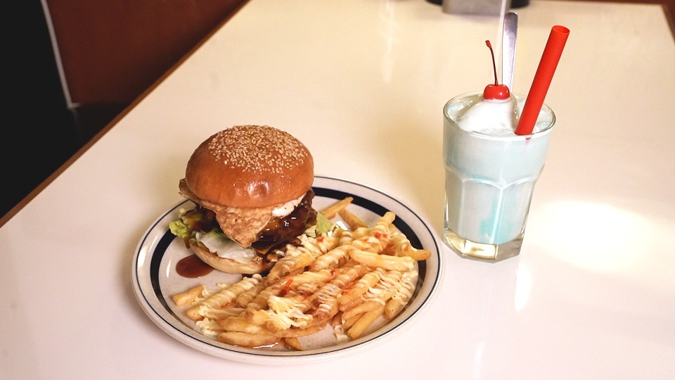 「てりたまバーガー」の「～この空を君も見ているのかな～」のセット「空と悪魔と照り」。