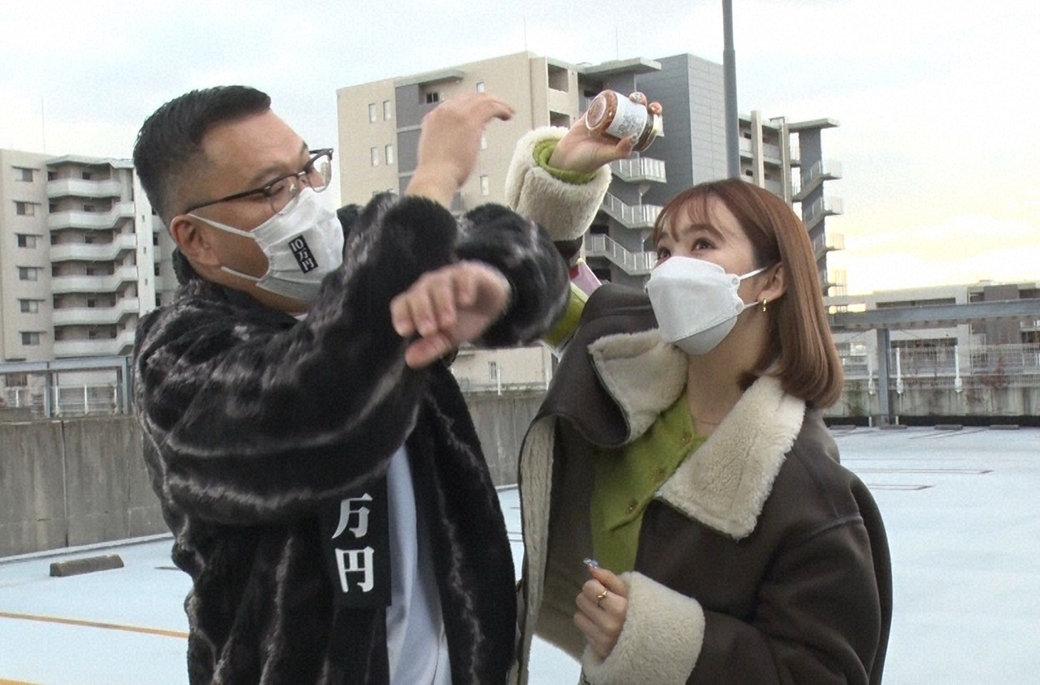 「10万円でできるかな」に出演する（左から）シソンヌ長谷川、藤田ニコル。(c)テレビ朝日