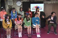 佐久間宣行（右端）とラフ×ラフ。(c)ABCテレビ