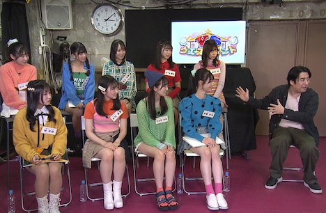 佐久間宣行（右端）とラフ×ラフ。(c)ABCテレビ