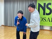 リモートでフォトセッションに応じるロングコートダディ。