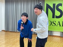 リモートでフォトセッションに応じるロングコートダディ。