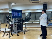 リモートで囲み取材に応じるロングコートダディ。