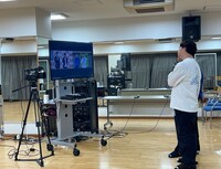 リモートで囲み取材に応じるロングコートダディ。