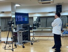 リモートで囲み取材に応じるロングコートダディ。