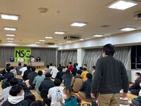 ロングコートダディが講師を務めたよしもとアカデミーの特別授業の様子。