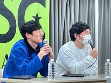 よしもとアカデミーの特別授業で講師を務めるロングコートダディ。