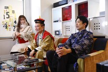 左から渋谷凪咲、かまいたち。(c)カンテレ